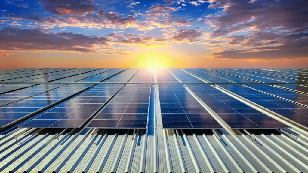Un tetto coperto di pannelli solari cattura la luce del sole, trasformandola in energia pulita per azzerare i consumi energetici.