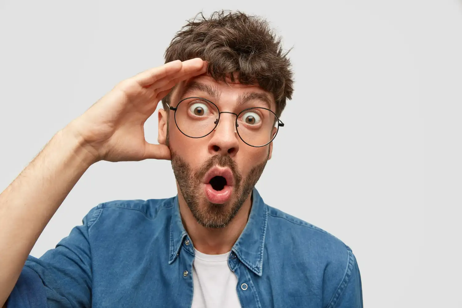Un giovane scopre i benefici delle strategie per ridurre i consumi energetici e azzerare le bollette.