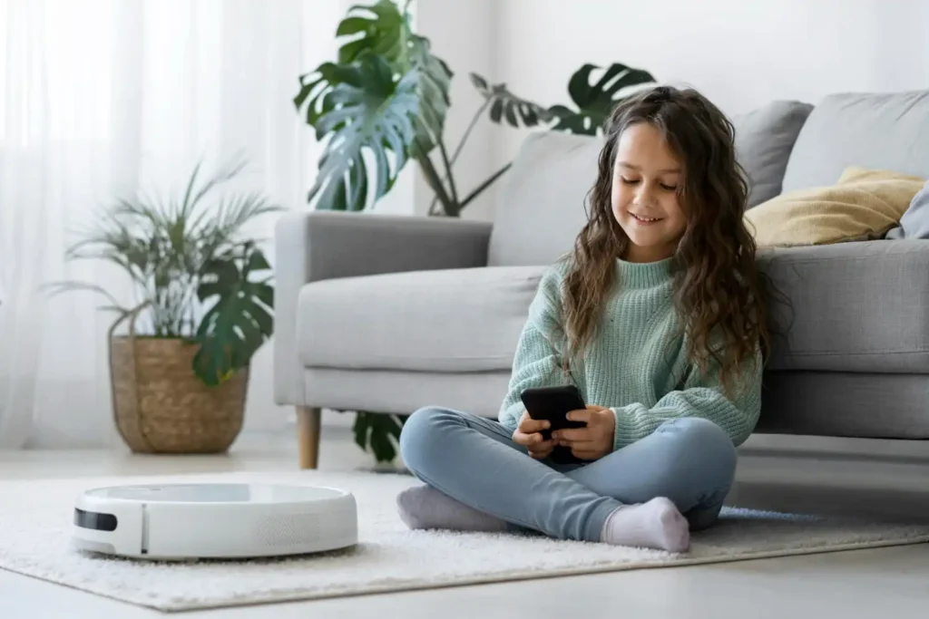 Bambina sorridente che interagisce con un dispositivo smart home, mostrando il lato familiare della tecnologia.