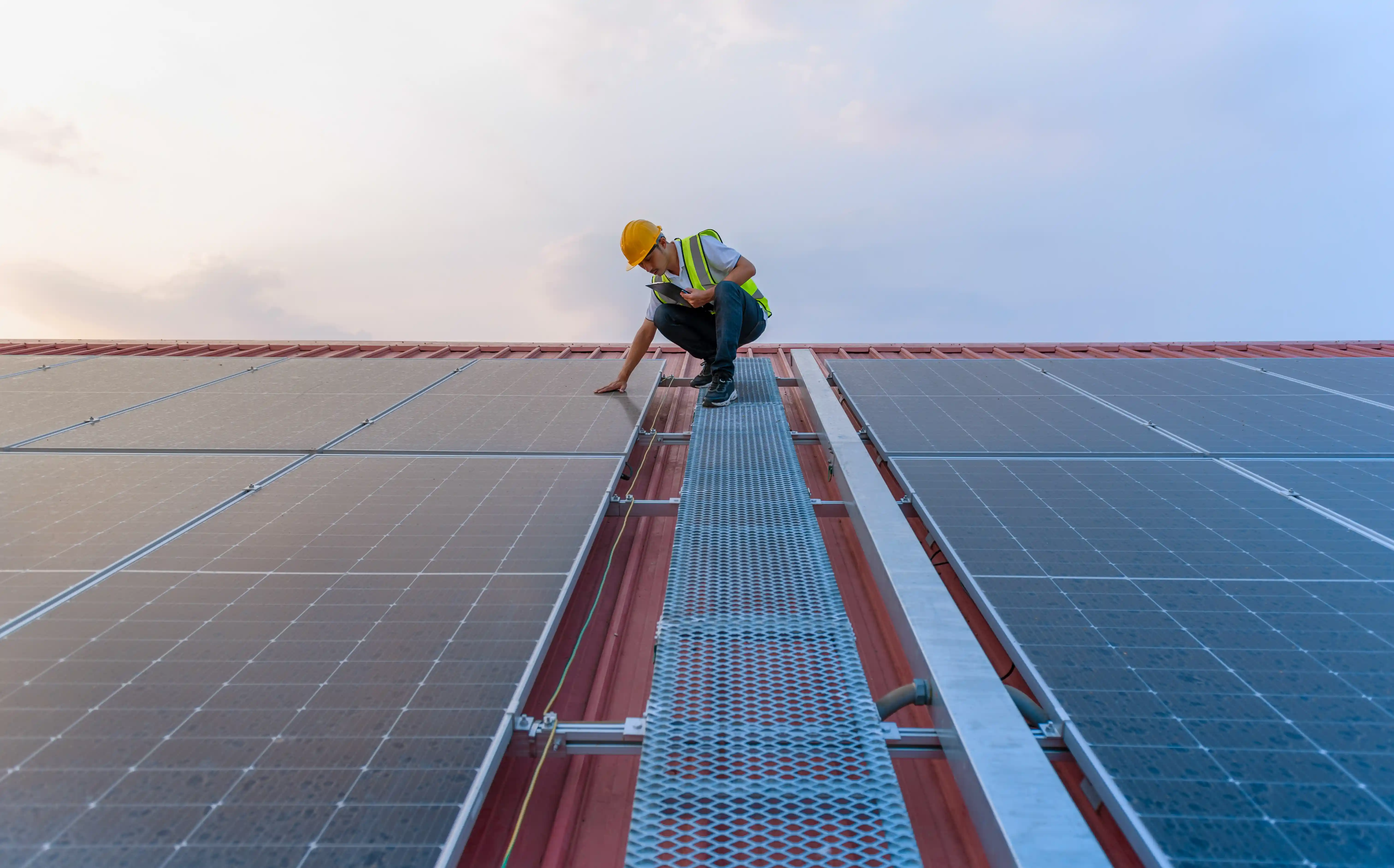 Tecnico che installa un impianto fotovoltaico da 6 kW sul tetto di una casa, garantendo efficienza energetica e risparmio.