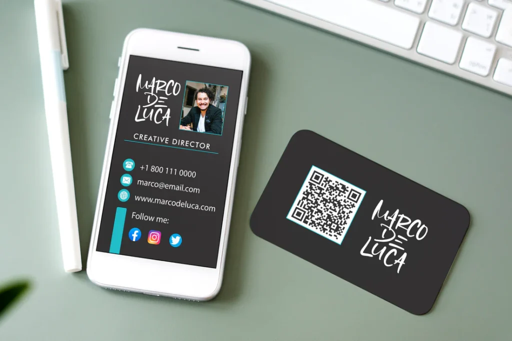 Smartphone che mostra un biglietto da visita digitale sullo schermo