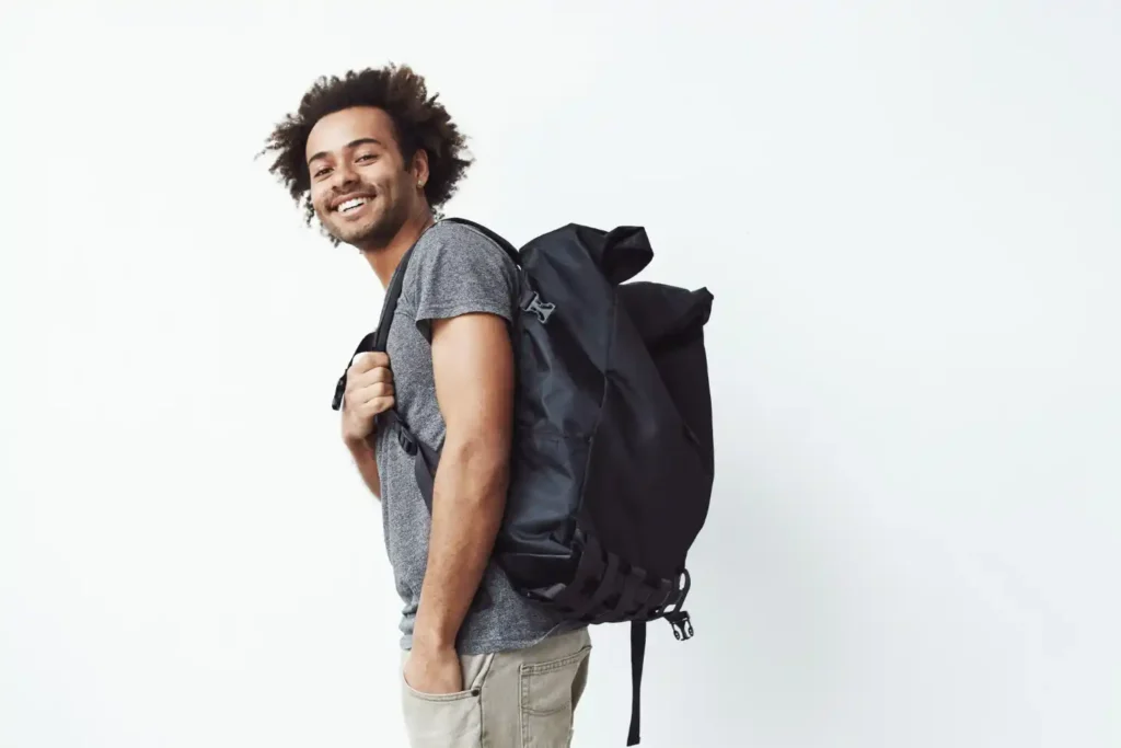 Zaino ecosostenibile realizzato con materiali riciclati, posato su una superficie con sfondo naturale. Un must tra i regali da fare.