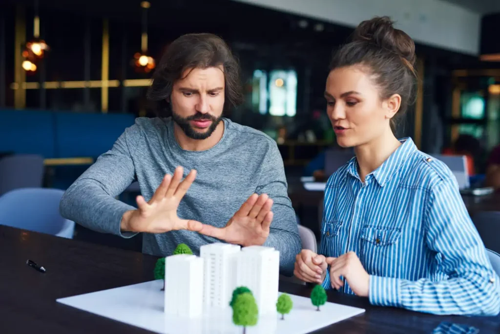 Due Sales Manager di Volta Next Generations che presentano una strategia sull'implementazione dell'idrogeno verde.