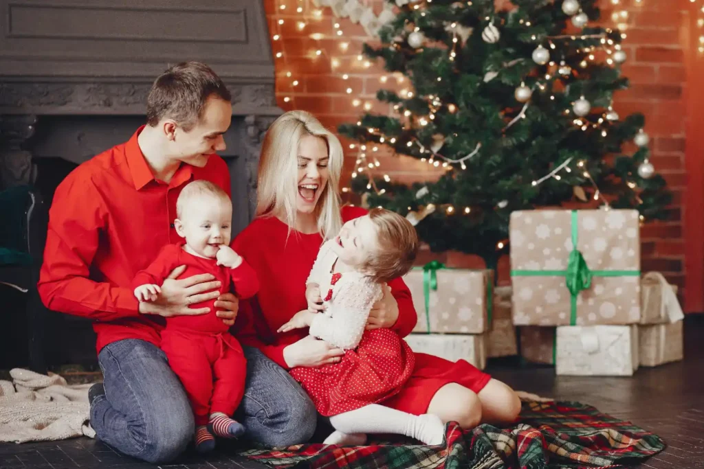 Famiglia riunita a casa durante le festività natalizie, trascorrendo del tempo insieme e godendo di un ambiente accogliente.