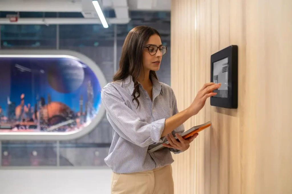 Una manager attiva il sistema di sicurezza aziendale per una protezione totale, 24/7.