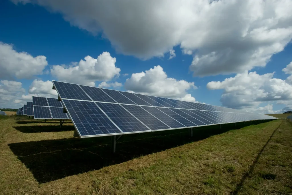 Sistema fotovoltaico e una batteria di accumulo visibile al lato, sottolineando l'importanza della sostenibilità domestica.