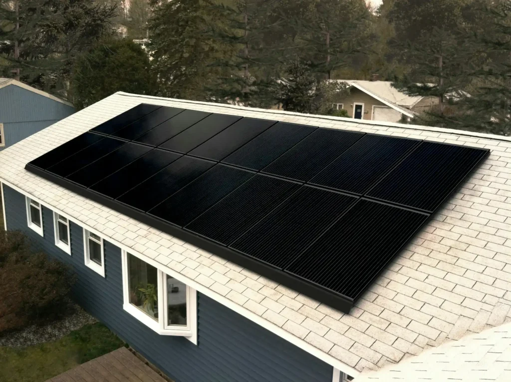 Vista laterale di una casa con un impianto fotovoltaico e batterie di accumulo visibili, evidenziando l'efficienza energetica e l'autosufficienza.