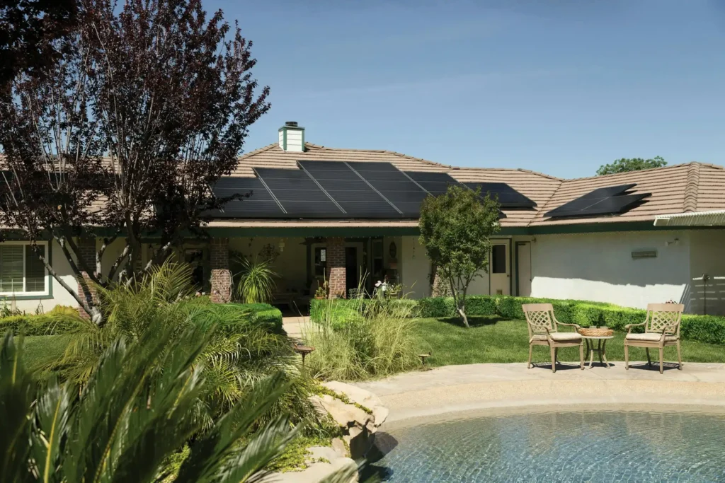 Impianto fotovoltaico con sistema di accumulo su un tetto di casa, per una gestione efficiente dell'energia solare.