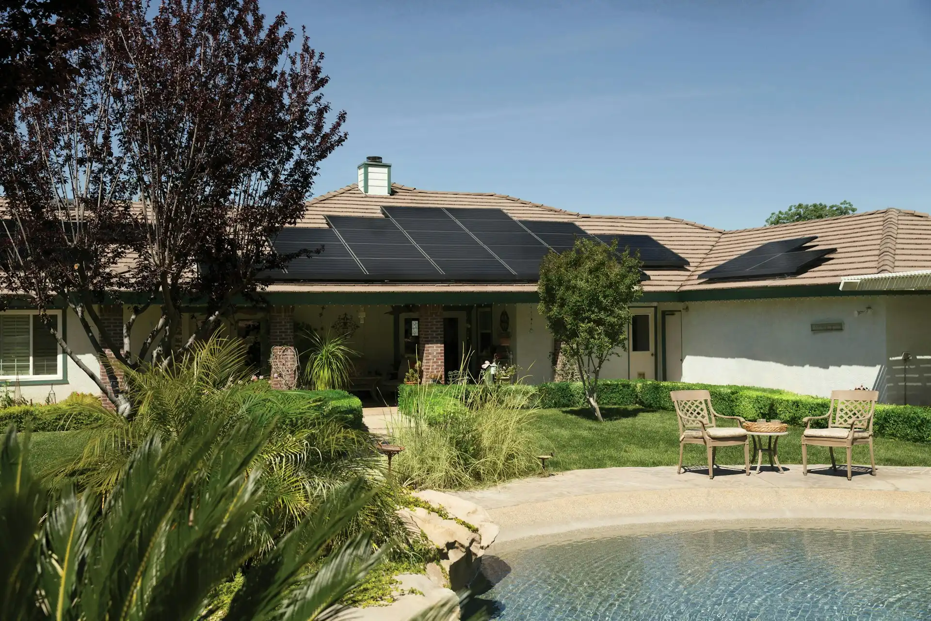 Casa con impianto fotovoltaico e accumulo energetico per un'autosufficienza sostenibile.